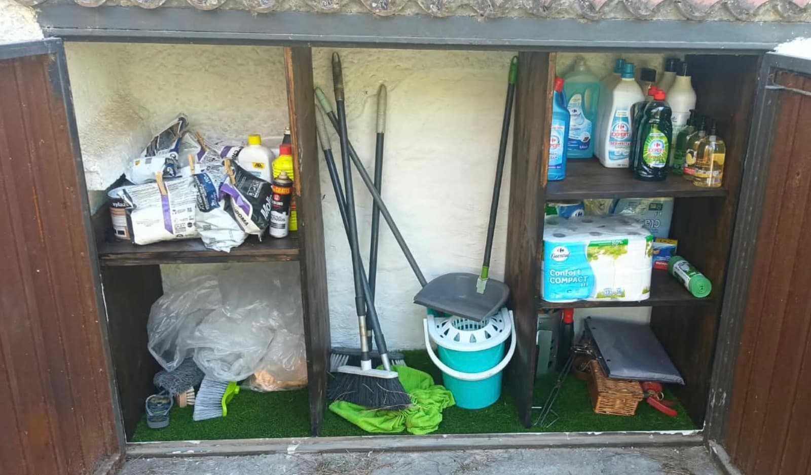 Armario con material de limpieza y de barbacoa
